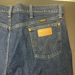 Wranglers men’s classic cowboy jeans with minimal stretch size 40w x 32l